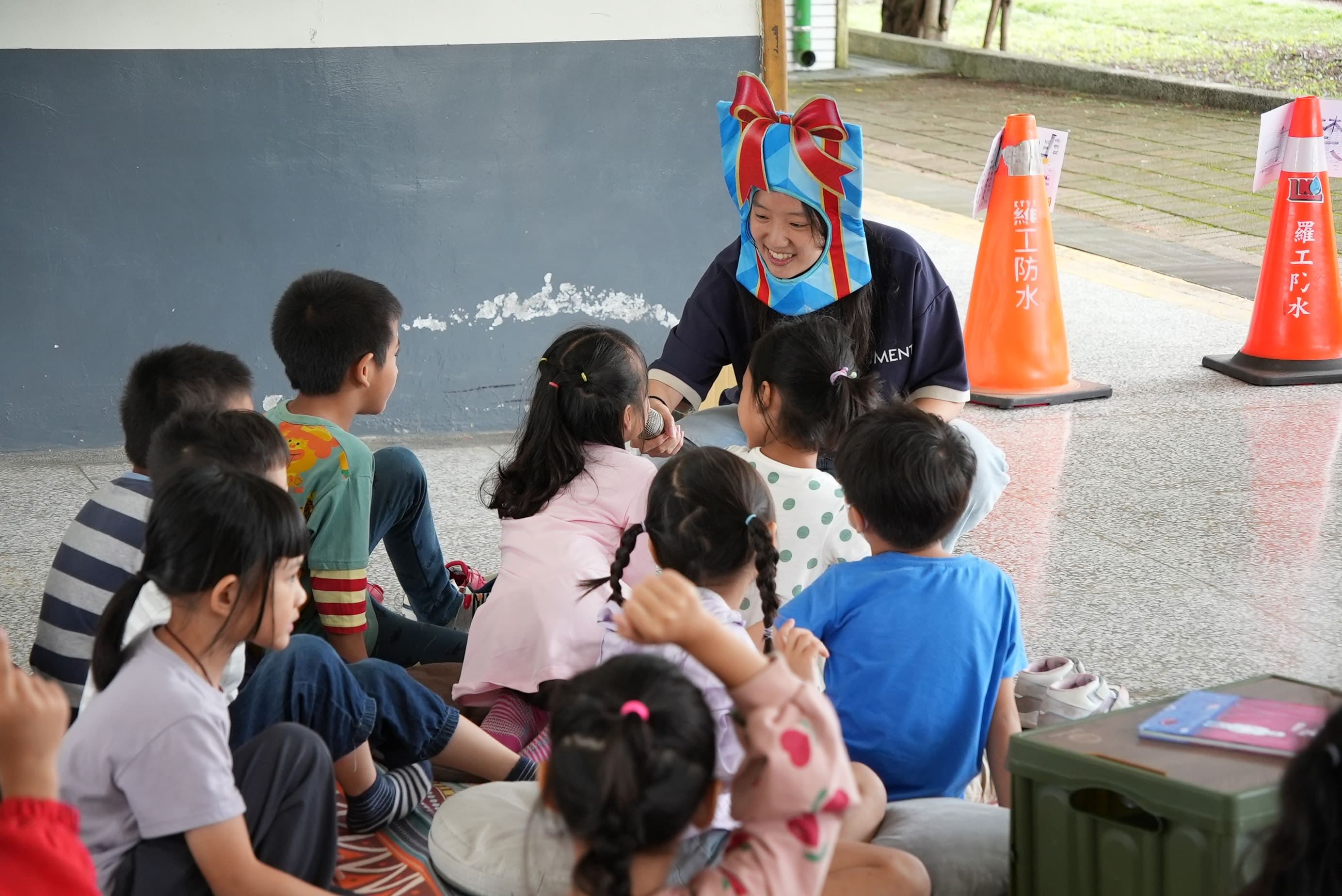 花蓮三民國小的老師也跟著繪本劇場一起帶著小朋友互動