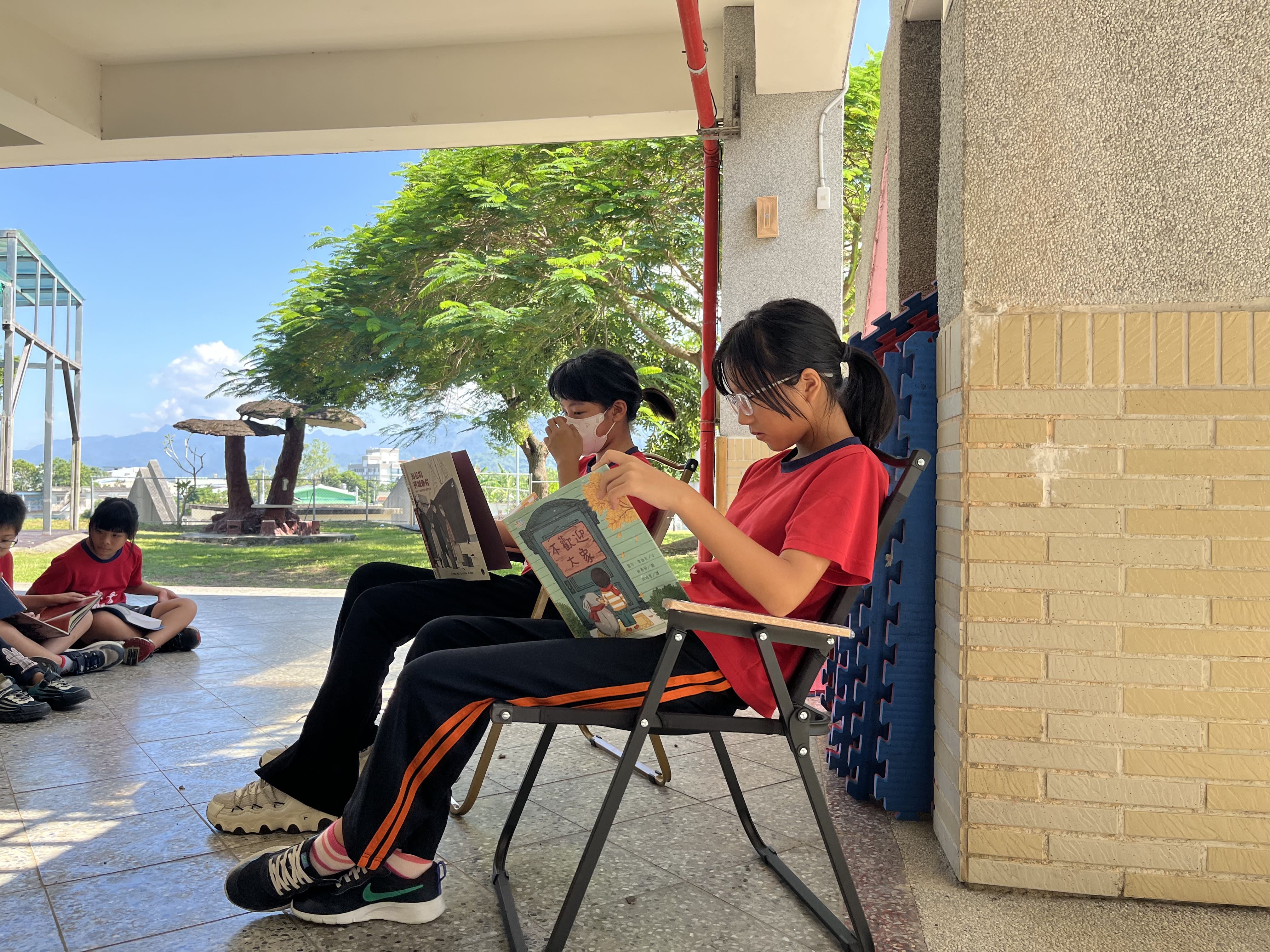 花蓮東里國小同學認真閱讀