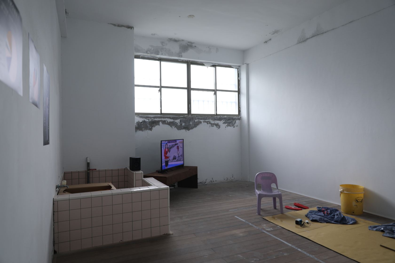 蔡崇隆、阮金紅、史旻玠〈歷史的裂縫 — 移工在綠島〉探討移工的身心處境。