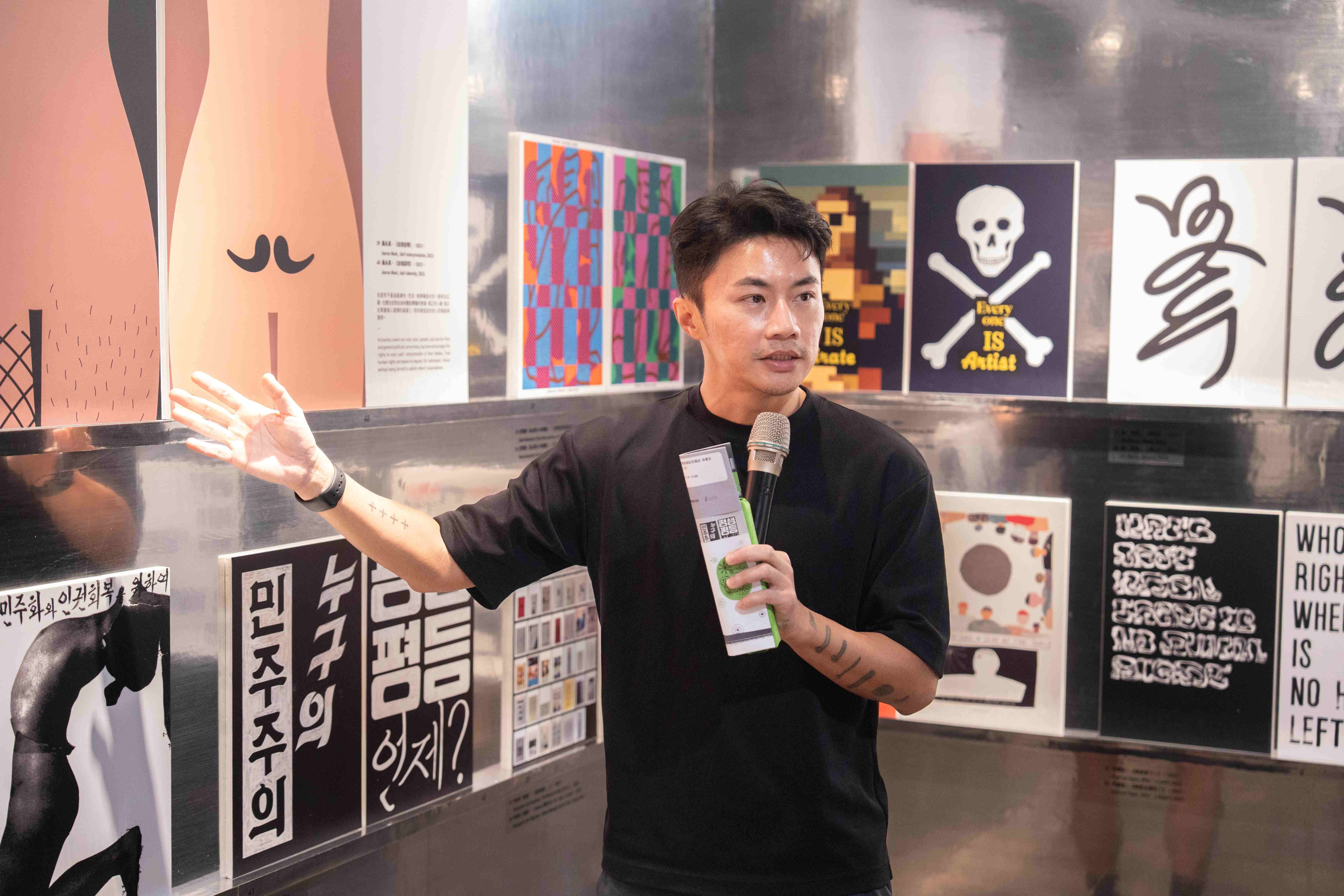 設計師聶永真向與會者介紹自己的創作想法。