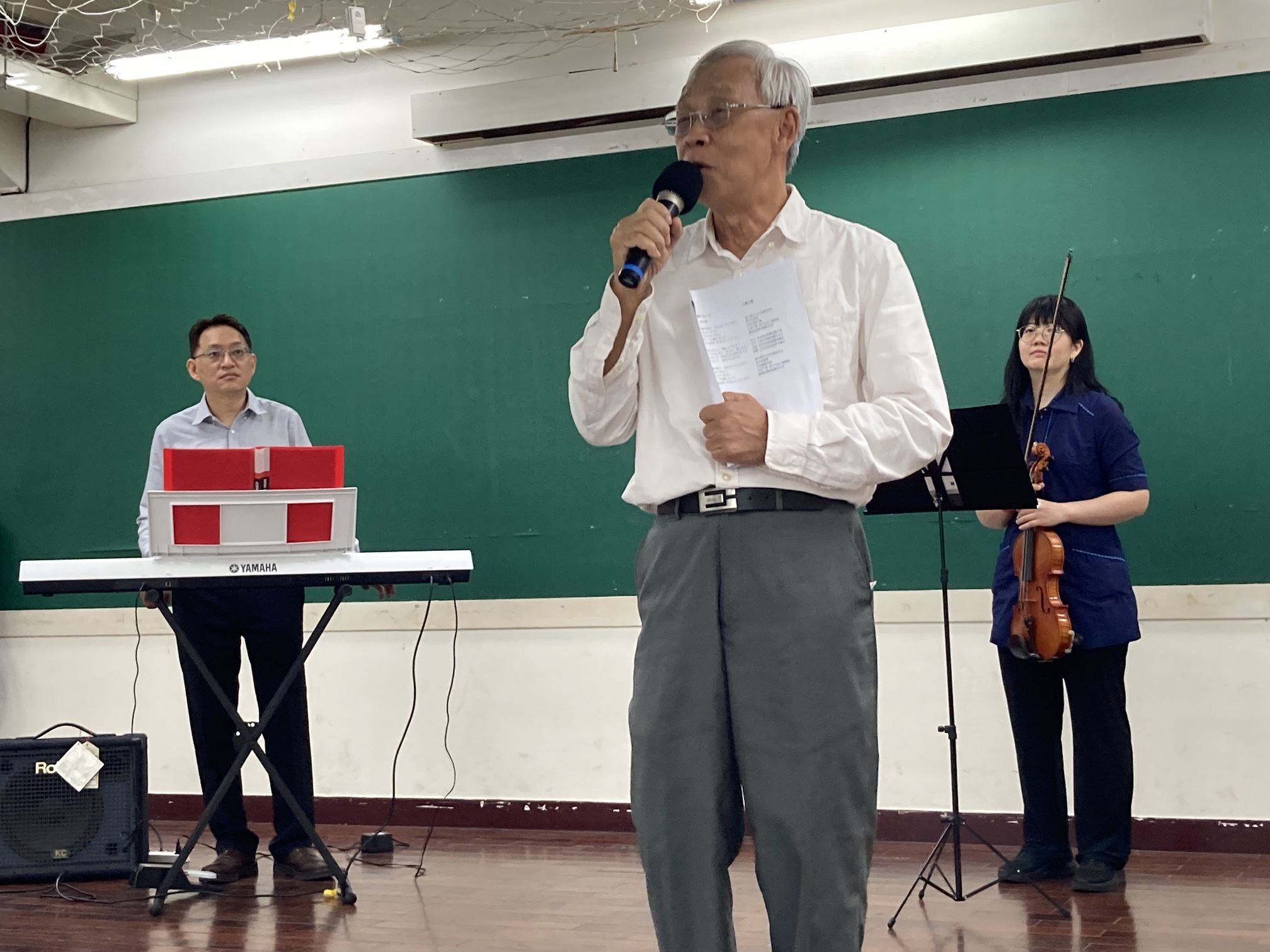 陳欽生前輩透過自創歌曲《南風》緬懷走過的人權之路。