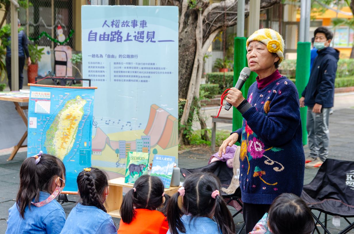 陳玉珠老師於講座開場演唱自創的台語歌曲《顛倒反》。