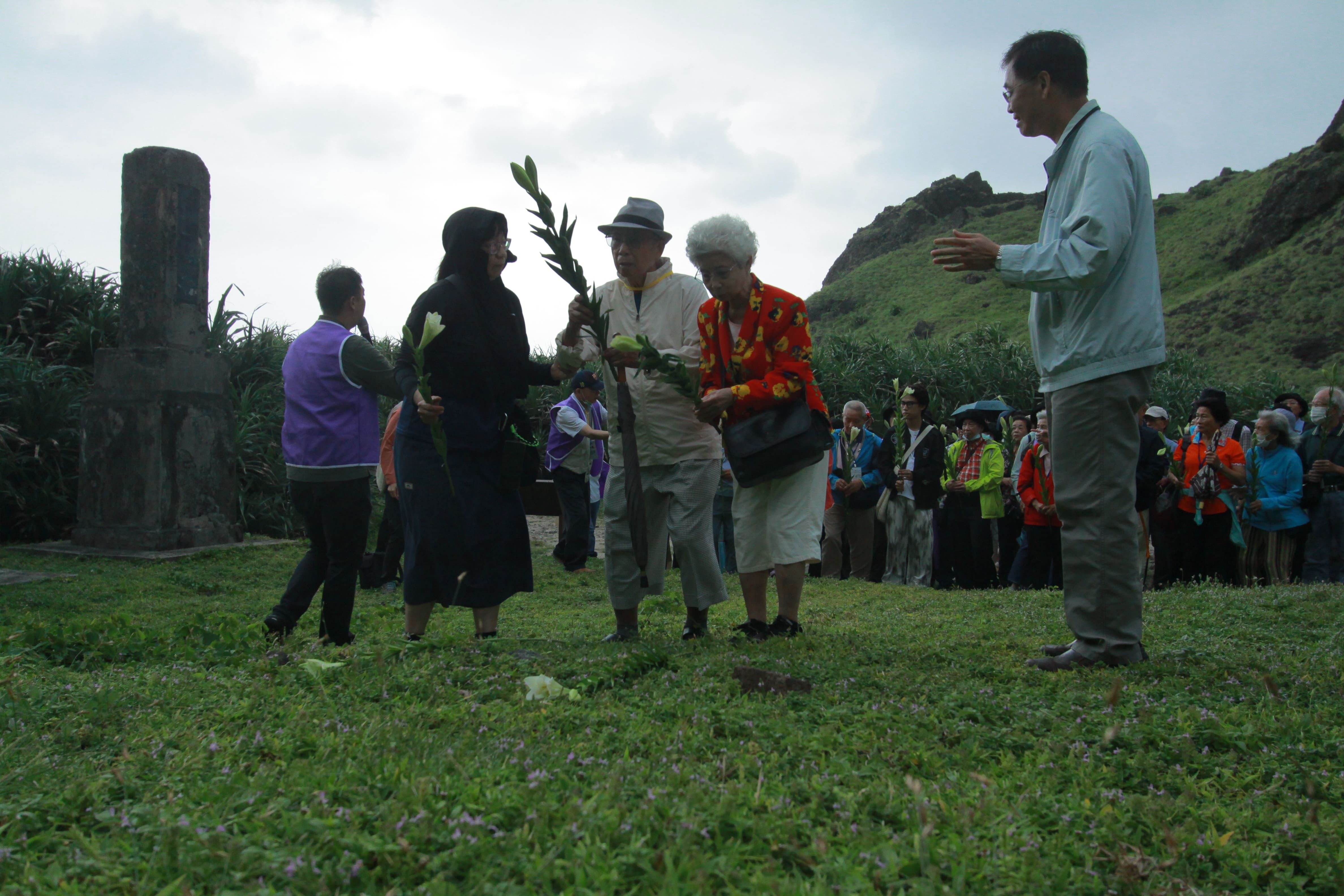 陳顯宗前輩於綠島十三中隊獻花。