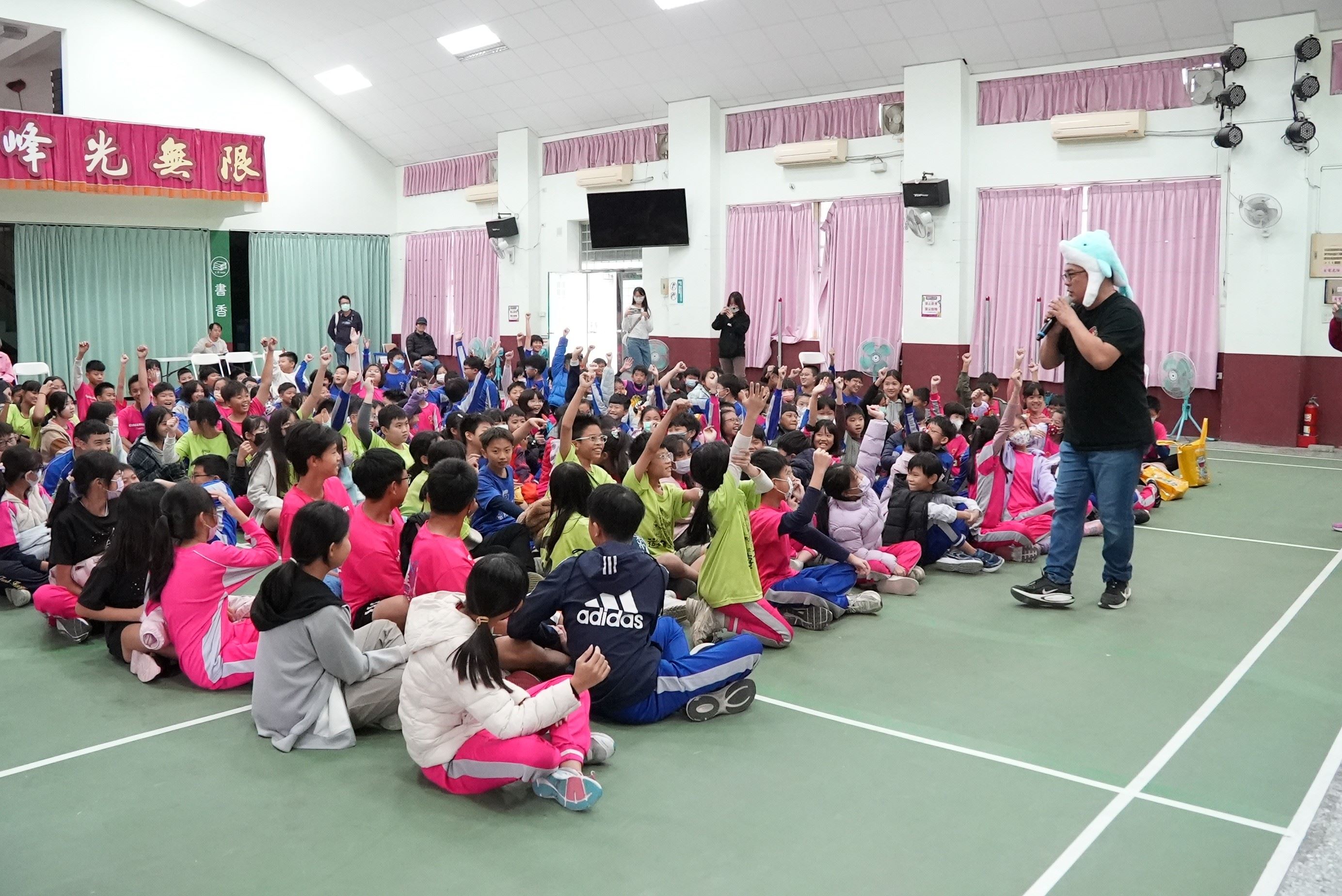 陸爸爸說演故事劇場的精彩表演吸引高雄前峰國小學生們熱烈回響。