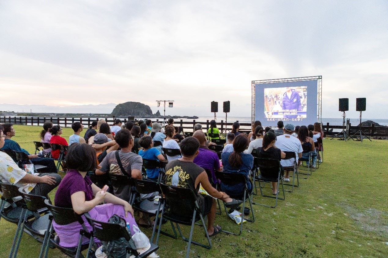 露天放映活動吸引不少當地居民和遊客一同參與