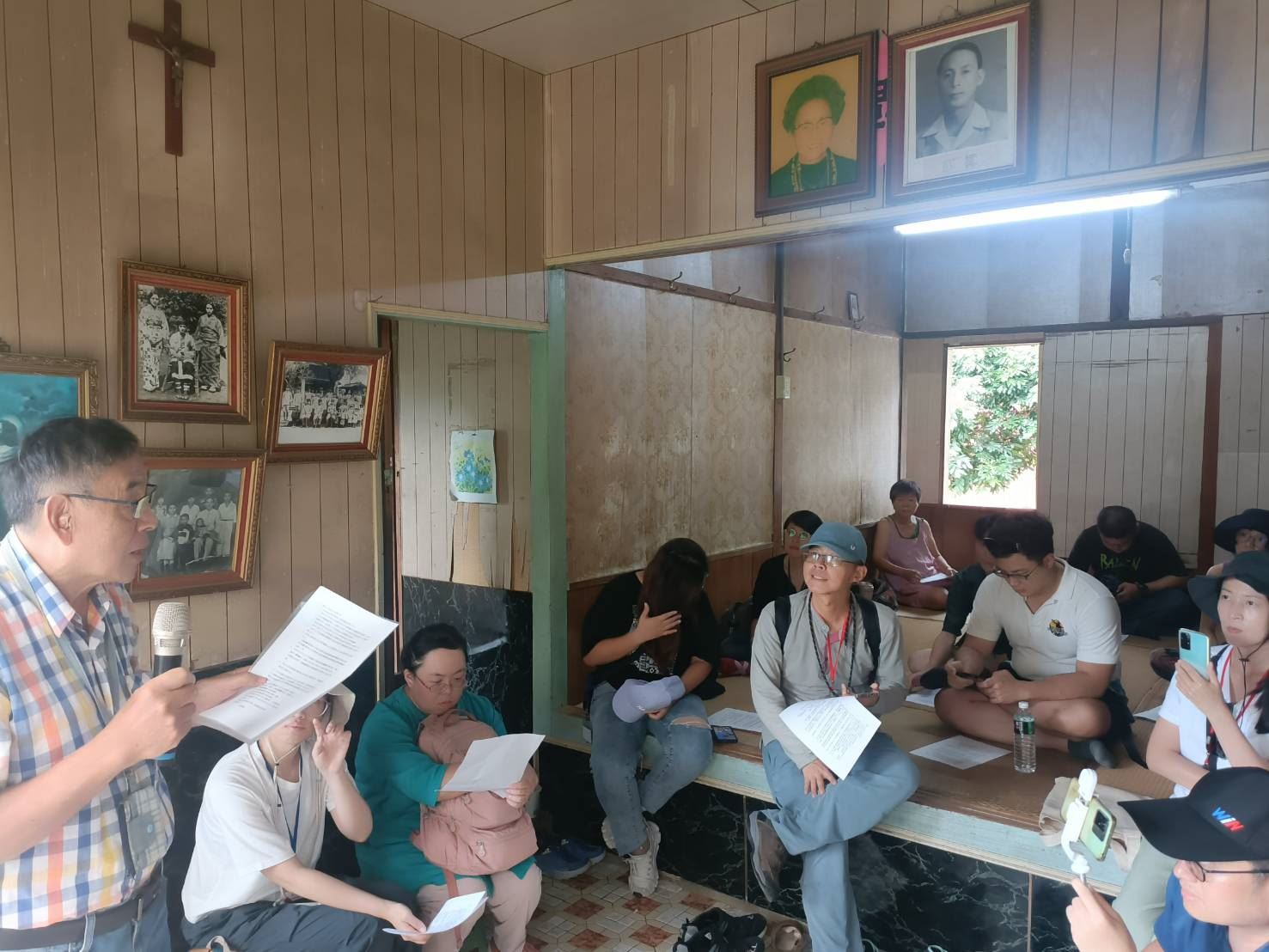 高英傑先生在故居說明高一生的生平事蹟