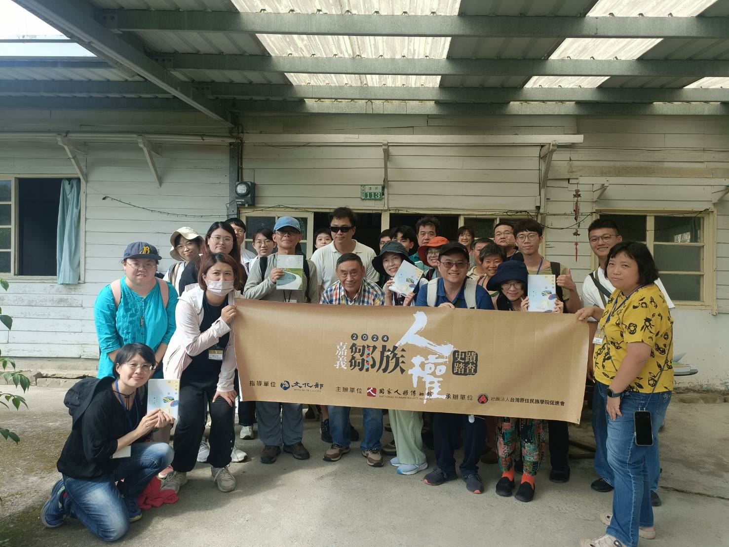 高英傑先生在高一生故居前與參與學員合影